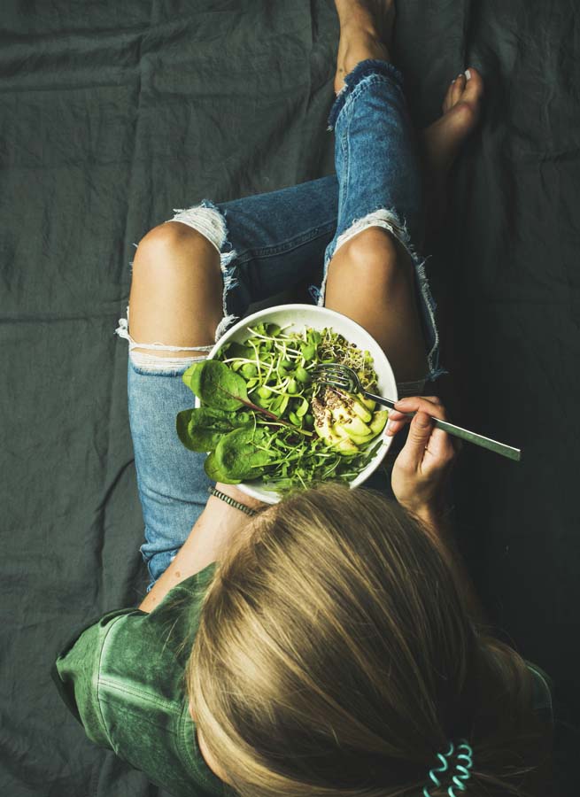 Mujer comiendo saludable