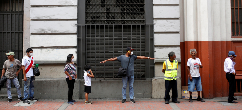 Limita Perú circulación por género para frenar virus