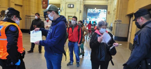 Multas de hasta mil dólares a quien salga sin cubrebocas en Argentina