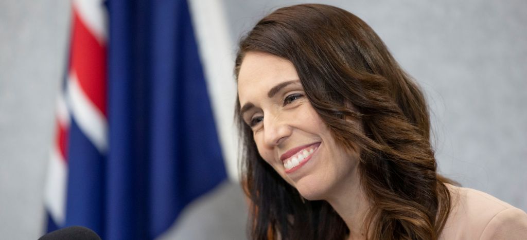 Primera ministra de Nueva Zelanda celebra fin de transmisión local de Covid-19