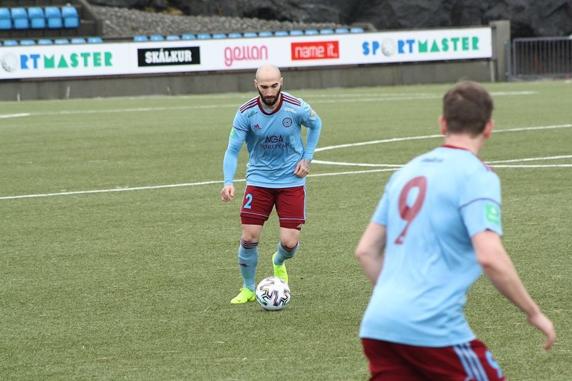 Pedro Tarancón, con la camiseta de su nuevo equipo, el Argja Bóltfelag