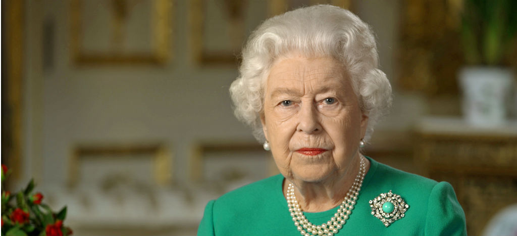 Reconoce reina Isabel II entrega de los trabajadores de salud para combatir Covid-19