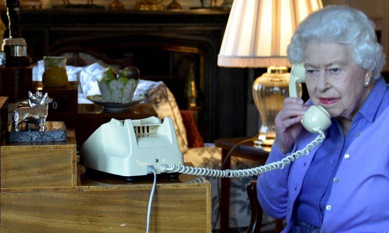 Reina Isabel II agradece a trabajadores de la salud de todo el mundo