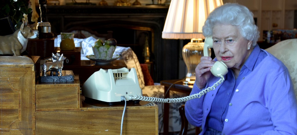 Reina Isabel II agradece a trabajadores de la salud de todo el mundo