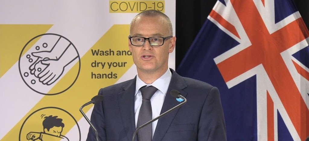 Renuncia ministro de Salud neozelandés tras romper confinamiento para ir a la playa