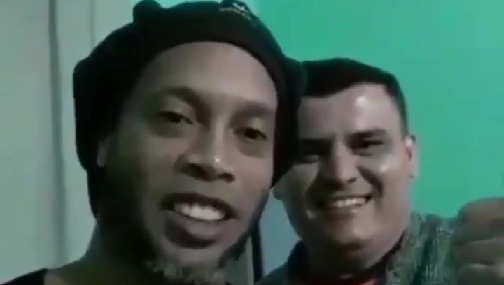 Desde la cárcel, pero sin perder la sonrisa, Ronaldinho manda un saludo Desde la cárcel, pero sin perder la sonrisa, Ronaldinho manda un saludo