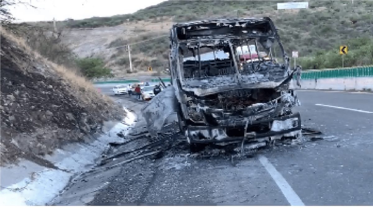 Se incendia camión de transporte de personal en Querétaro, 30 trabajadores lograron salir ilesos