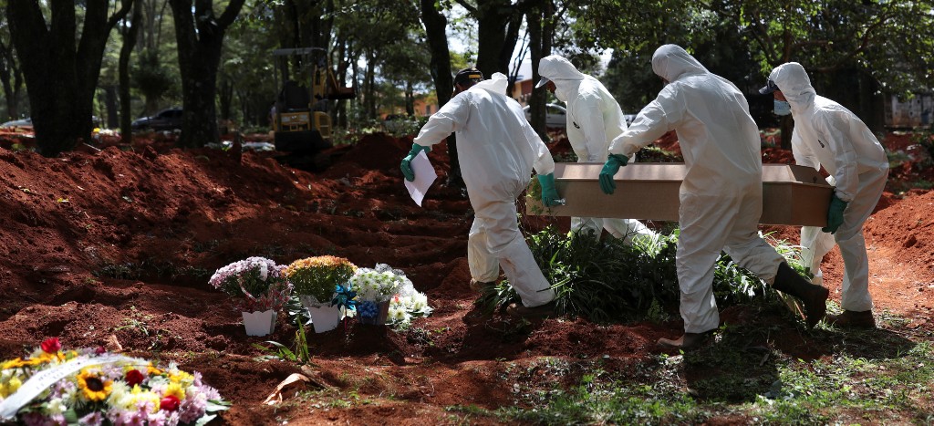 Sepultureros brasileños llevan su propia cuenta de muertos por virus