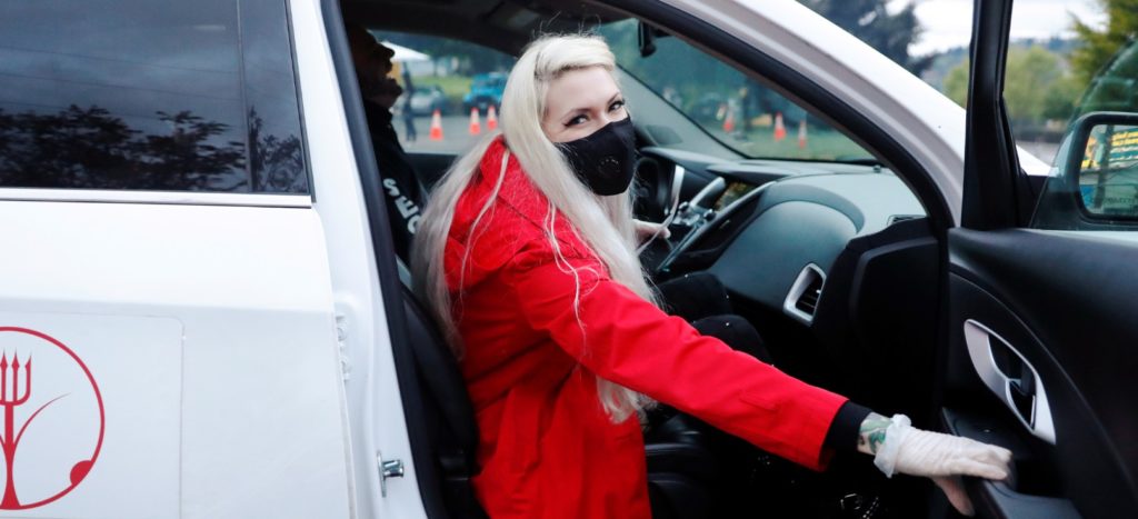 Strip club de Oregon envía bailarinas para entrega de comida ante crisis