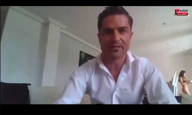 Alfonso Merlos se encontraba haciendo una colaboración en el espacio de Youtube de Javier Negre cuando aparecía la misteriosa mujer en ropa interior / Gtres