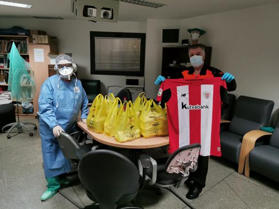 Sanitarios reciben la donación solidaria de la Peña Athletic de Ciudad Real (Foto: Peña Athletic de Ciudad Real)