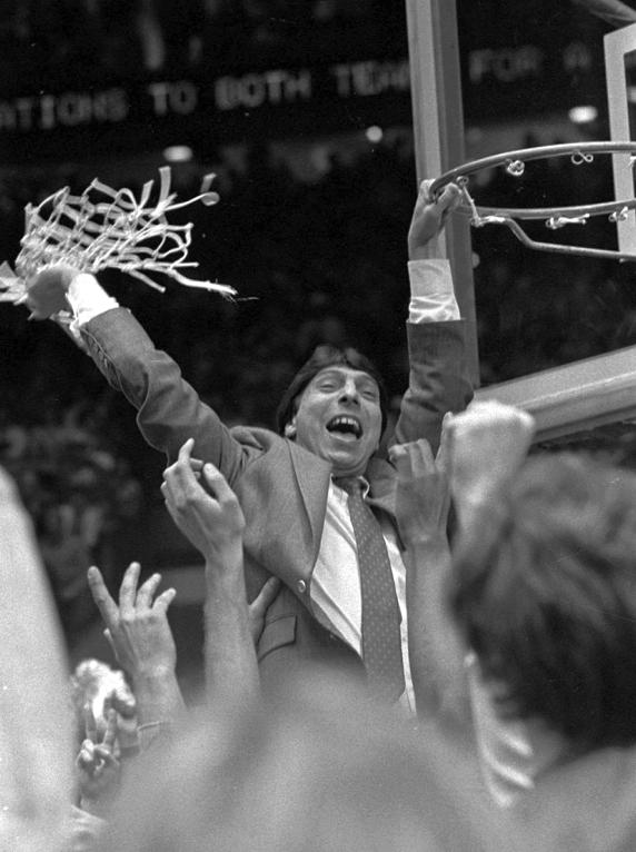 Valvano tras cortar las redes en la final, una ceremonia que ya tenía entrenada.