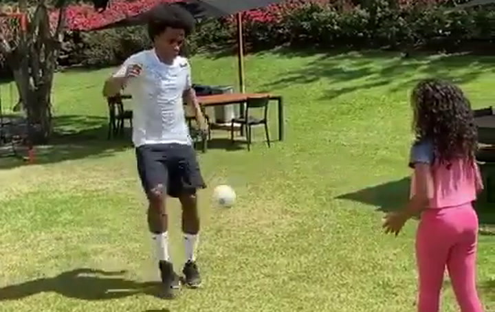Willian Borges entrena con sus hijas durante la cuarentena