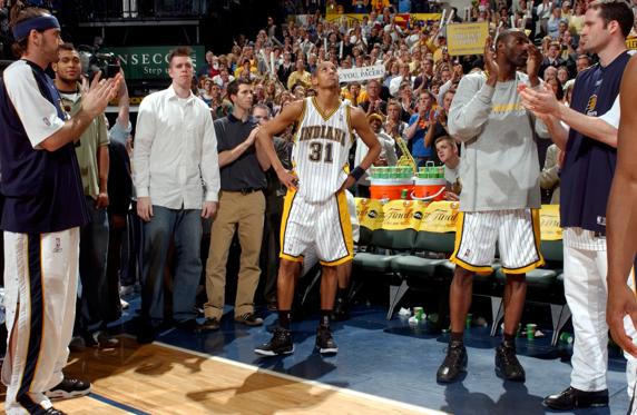 Reggie Miller, en el centro, con el '31', el día de su retirada.