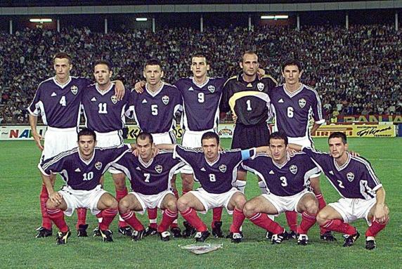 Uno de los 11 de Yugoslavia durante la Euro del año 2000. Primera fila de izquierda a derecha: Jokanovic, Mihajlovic, Djukic, Kovacevic, Kocic, Stankovic. Fila de abajo de izquierda a derecha: Stankovic, Nadj, Mijatovic, Djorovic, Mirkovic.