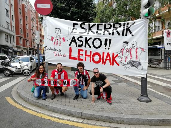 Alain Zaldua, presidente de la Peña Athletic Beti Lehoiak, a la derecha FOTO: (Twitter Beti Lehoiak)