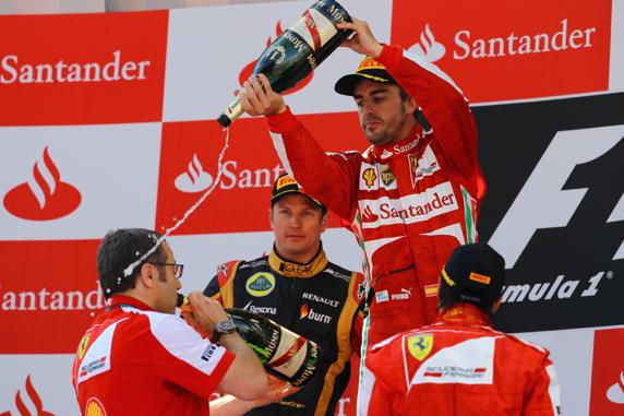 Alonso, rociando a Domenicali de cava en Barcelona en 2013