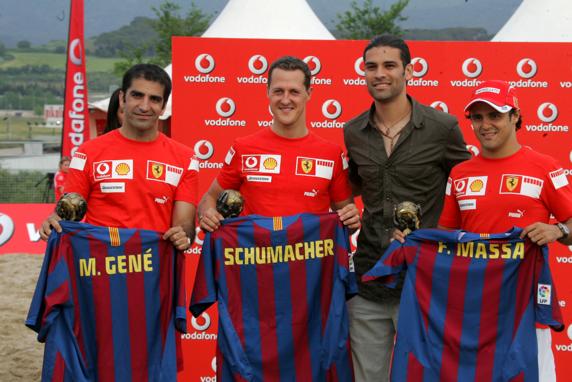Los pilotos del equipo Ferrari, Marc Gené, Michael Schumacher y Felipe Massa durante un partido de fútbol-playa en 2006, posando con Rafa Márquez y las camisetas del Barça.