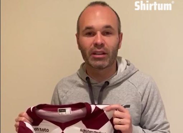 Andres Iniesta Dona Una Camiseta Suya Del Vissel Kobe