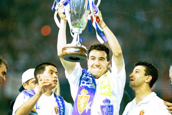 Xavi Aguado levanta la Recopa ante la mirada de Fernando Cáceres y Nayim.