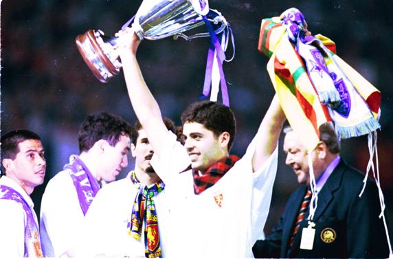 Jesús García Sanjuán levanta el trofeo.