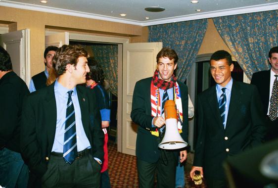 El fallecido Sergi López, con Geli y Cafú, no paró de celebrarlo con el megáfono.