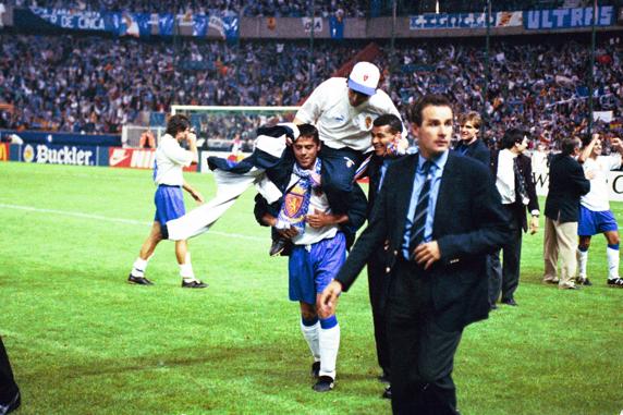 Víctor Fernández y sus jugadores, tras el partido.
