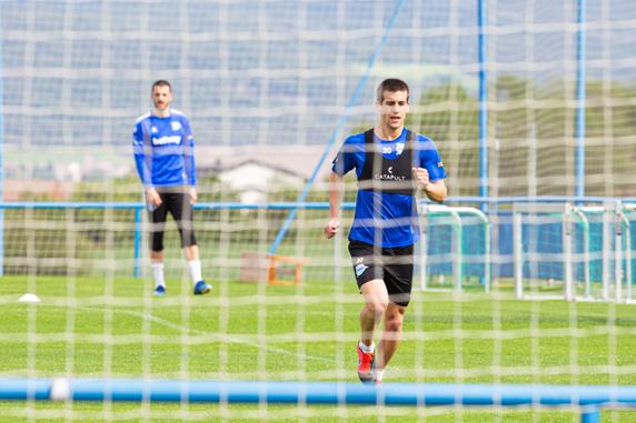 El delantero del Deportivo Alavés Joselu y el centrocampista Pere Pons participan en un entrenamiento del equipo, este lunes, en las instalaciones de Ibaia