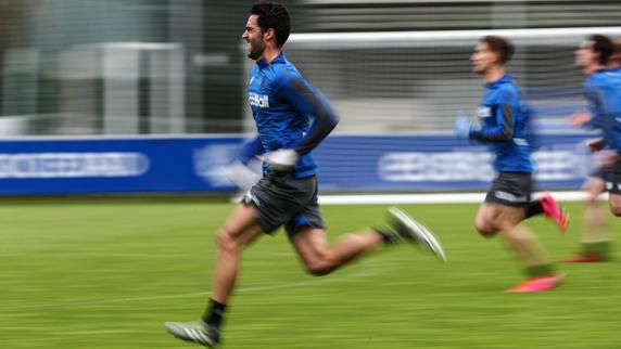 Mikel Merino aprieta en un sprint del entrenamiento de hoy