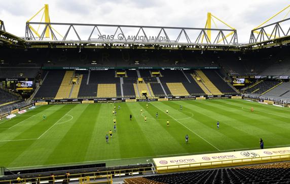 El Signal Iduna Park, vacío durante la celebración del Dortmund-Schalke 04