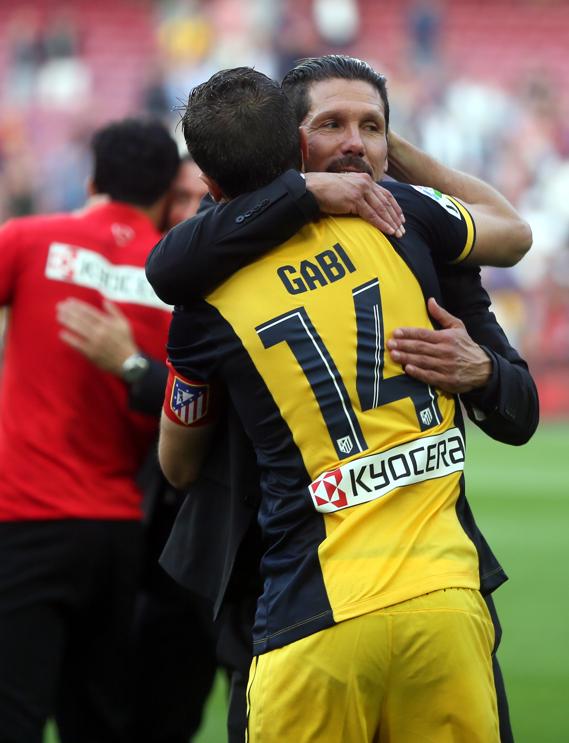 Gabi, con Simeone en el Camp Nou