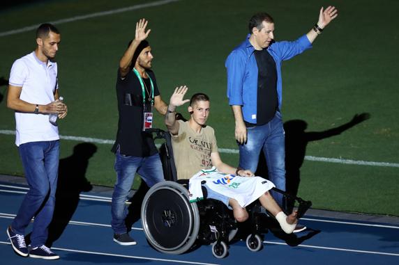 Enero de 2017, Neto, Ruschel, Jackson Follmann y Rafael Henzel (fallecido en 2019), homenajeados en el estadio Engenhao (Río) antes de un Brasil-Colombia (Photo by Buda Mendes/Getty Images)