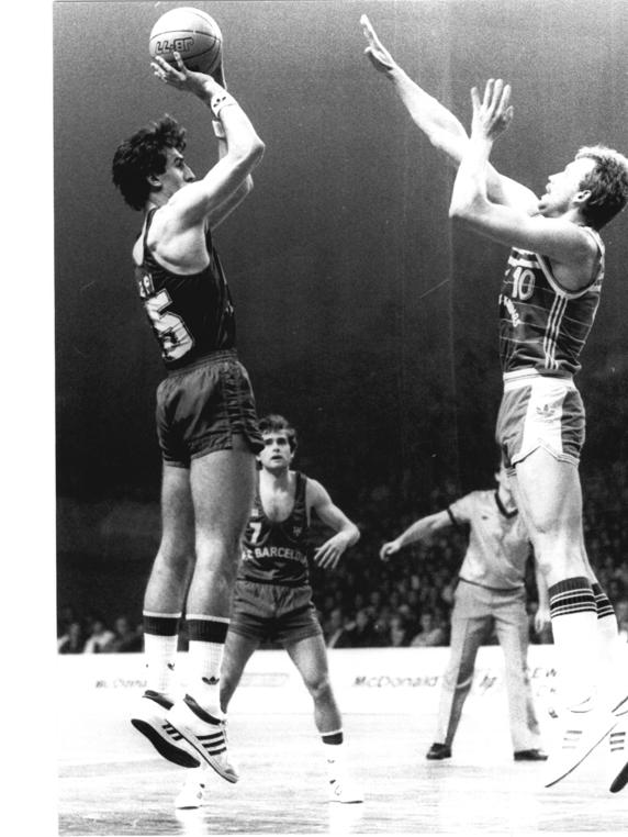 Epi, lanzando a canasta ante Rimas Kurtinaitis, en la final de la Recopa de 1985 que el Barça conquistó ganando al Zalgiris Kaunas en la final