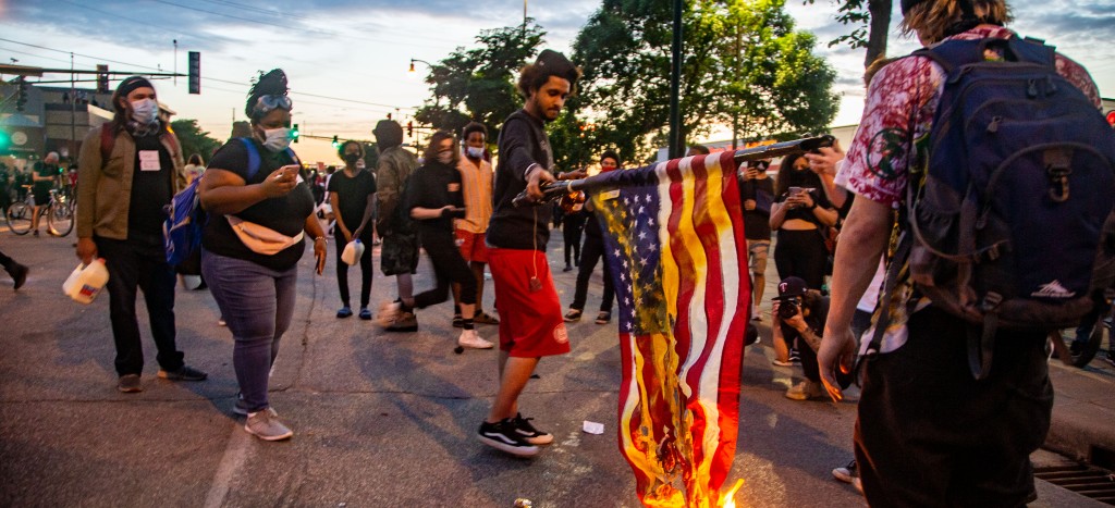 Protestas, incendios y saqueos en Minneapolis por muerte de Floyd