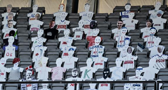 Los hinchas del Aarhus pudieron decorar el estadio con figuras de cartón con su foto