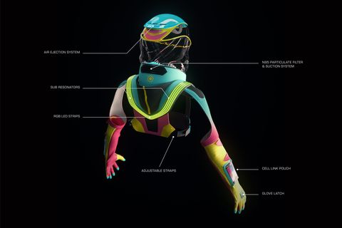 la parte posterior del traje de micrashell, que en su mayoría incluye equipo de ventilación y una bolsa de teléfono inteligente en el brazo