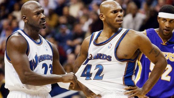 Michael Jordan y Jerry Stackhouse durante la etapa de MJ con los capitalinos.