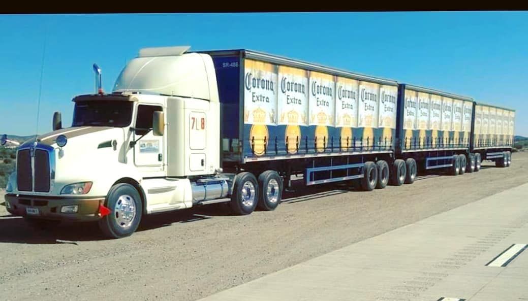 Arriban camiones cargados de cerveza y los reciben con aplausos