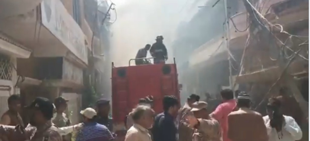 Avión con 90 pasajeros se estrella en Karachi, al sur de Pakistán | Videos