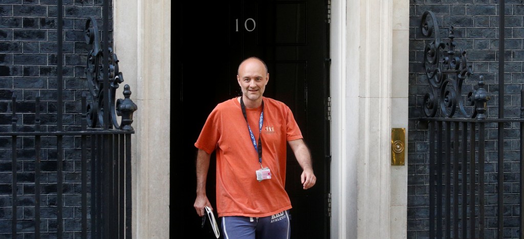 Boris Johnson defiende a su asesor, acusado de saltarse confinamiento