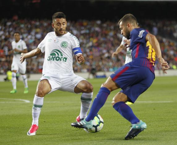 Alan Ruschel, en pugna con Jordi Alba. El lateral, superviviente del accidente del Chapecoense, jugó con su equipo el Gamper contra el Barcelona en 2017