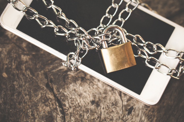 El FBI está enojado porque sigue entrando en iPhones bloqueados sin la ayuda de Apple