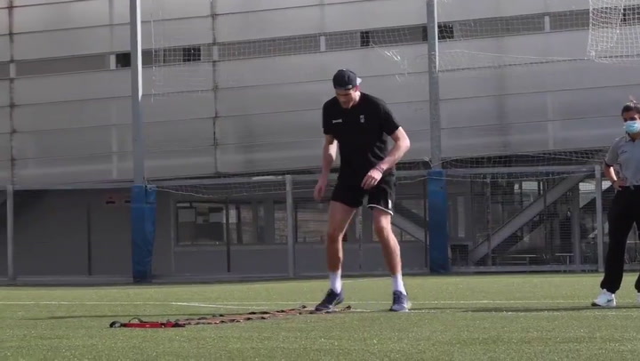 El Joventut entrena en un campo de fútbol El Joventut entrena en un campo de fútbol