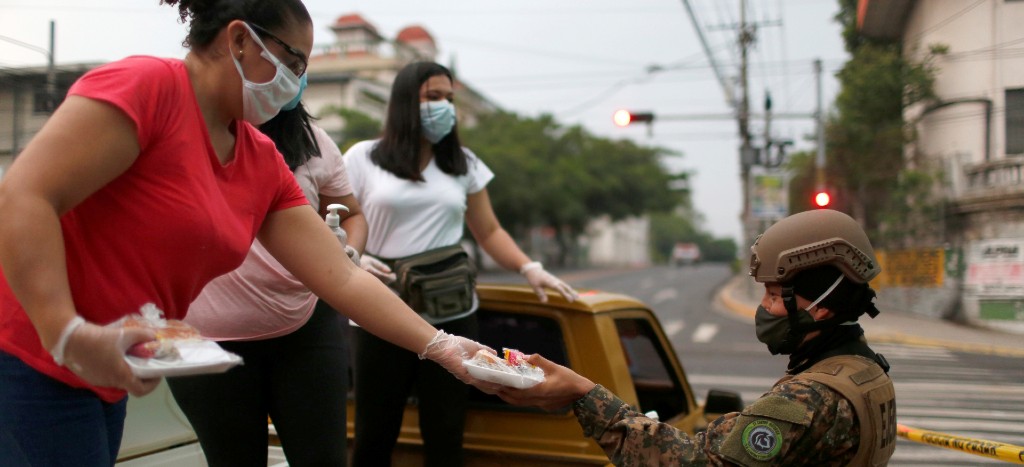 El Salvador restringe salidas para compras de comida