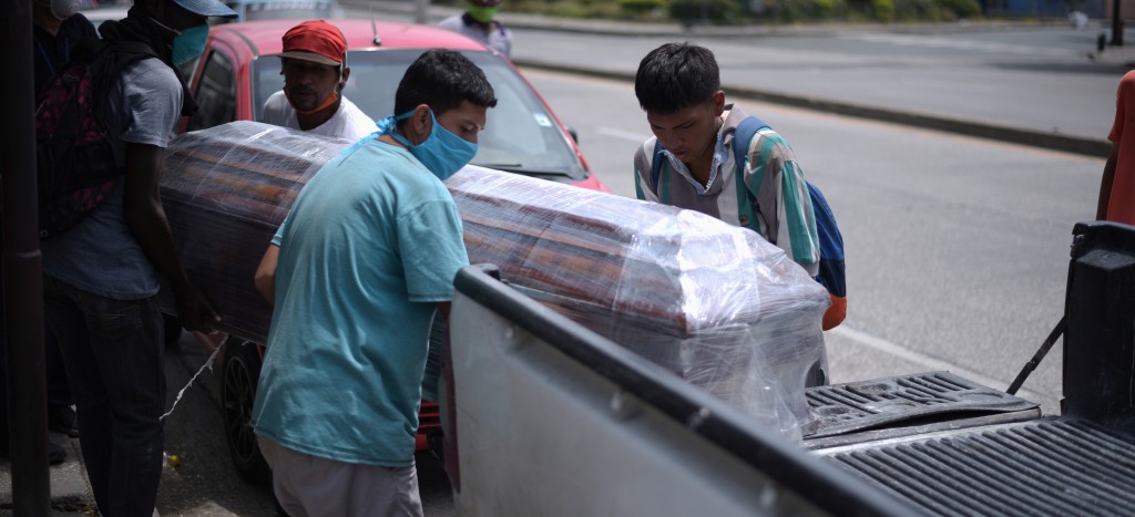 Fiscalía de Ecuador investiga errores en la identificación de fallecidos por Covid-19