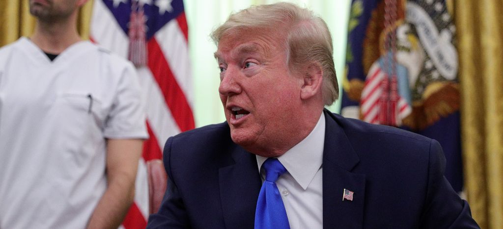 Funcionario despedido por avisar del coronavirus buscaba ayudar a demócratas: Trump