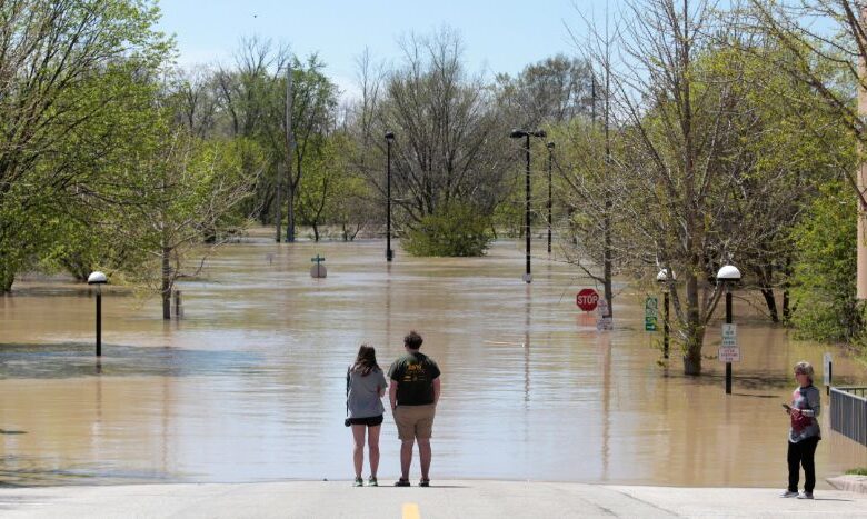 Miles de familias son evacuadas en Míchigan ante fuertes inundaciones