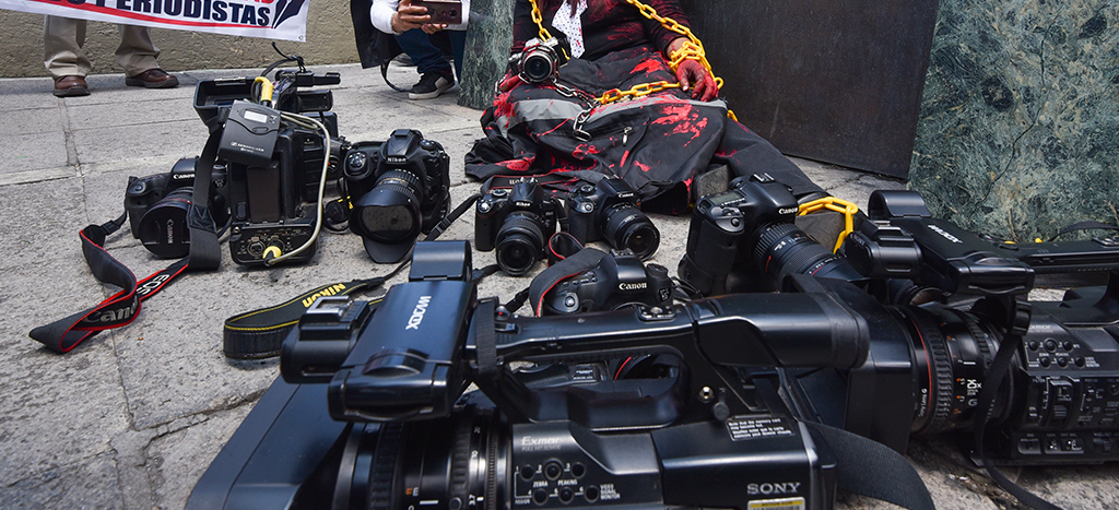 Pandemia es usada por gobiernos para reprimir a periodistas: Amnistía