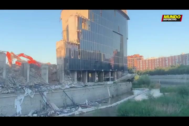 Piden que se detenga la demolición del Calderón Piden que se detenga la demolición del Calderón