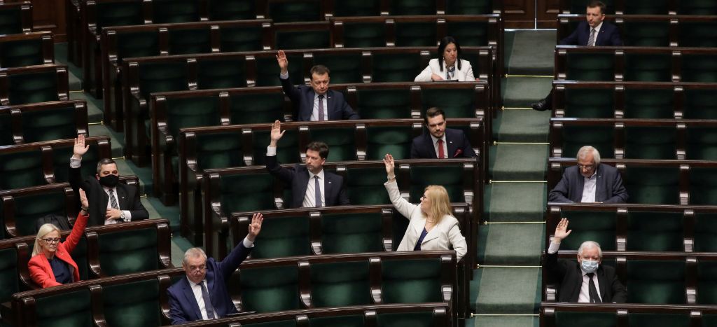 Por pandemia, en Polonia podrían votar por correo en elecciones presidenciales